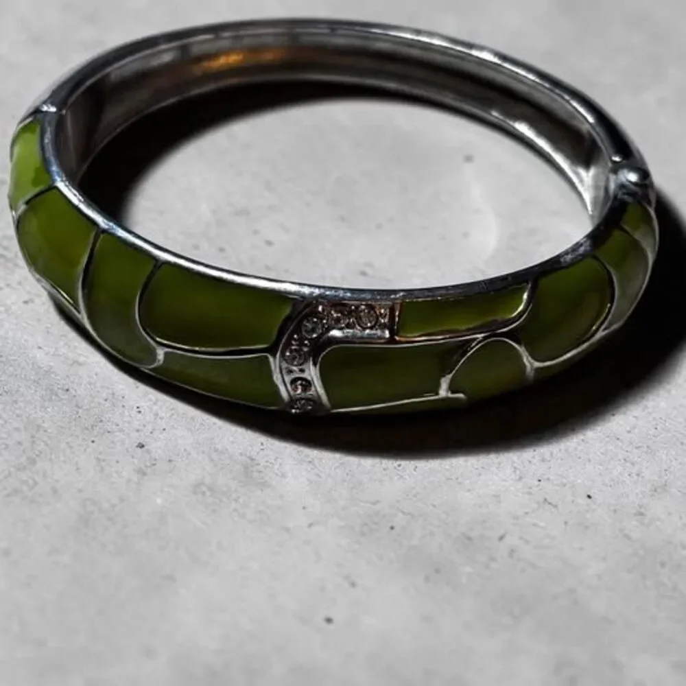 🎁🎁 Free shipping!! Chunky Lime Green Enamel & Rhinestone Hinged Clamper Bangle